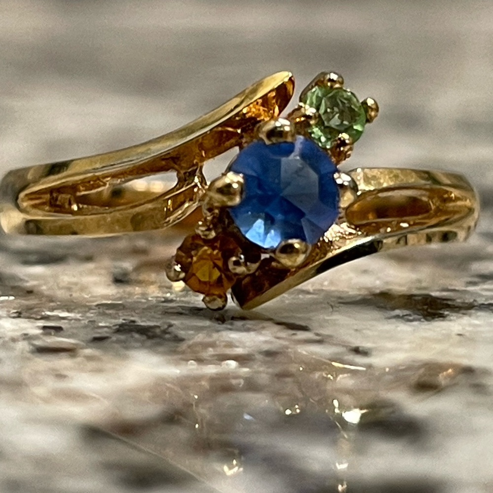 Vintage Style Gold tone 3 Stone Ring Blue Green Yellow Stones Sample Ring Sz 7 - Picture 3 of 12